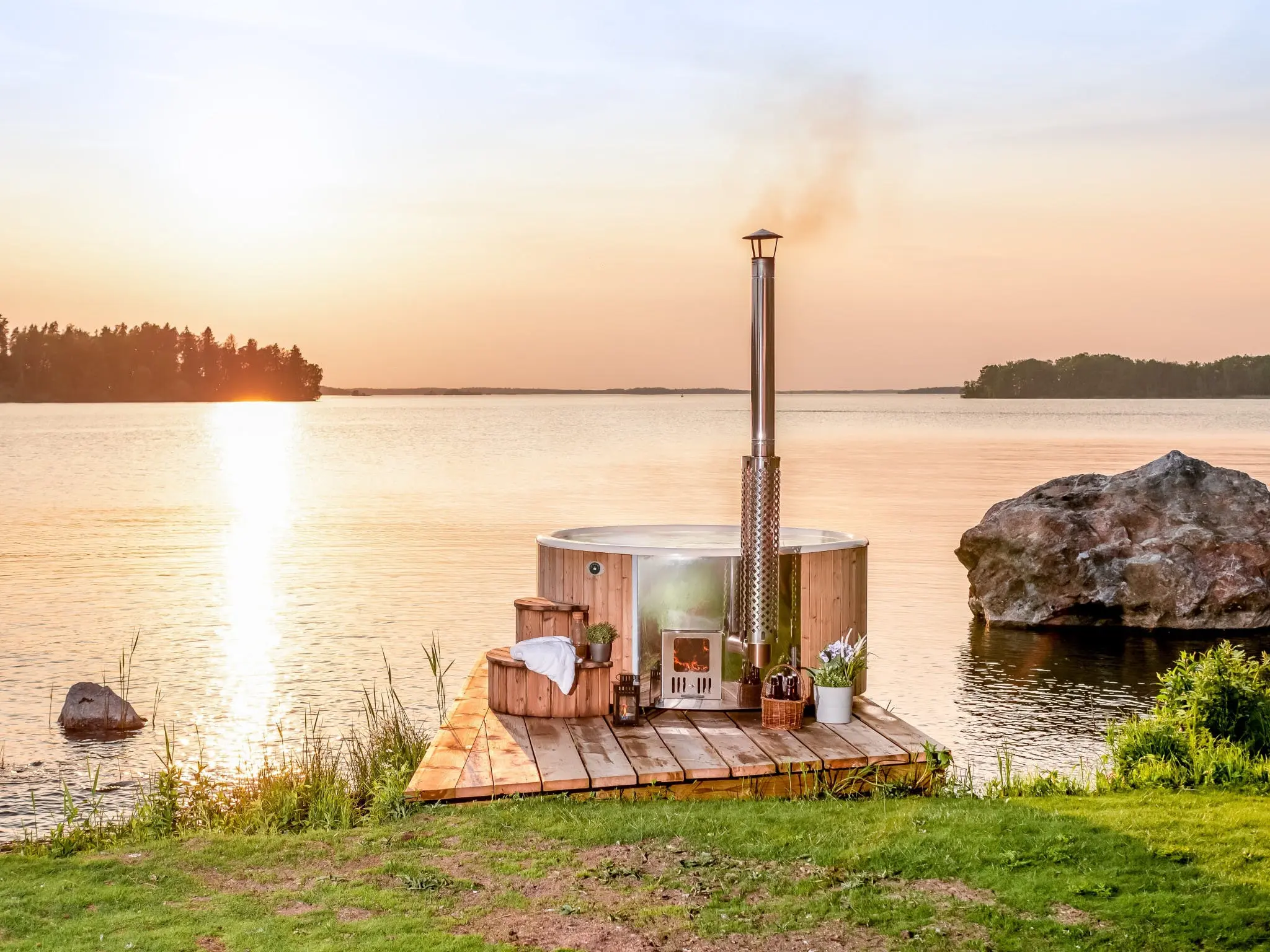 Deluxe Wood Fired Hot Tub With Liner - Image 26